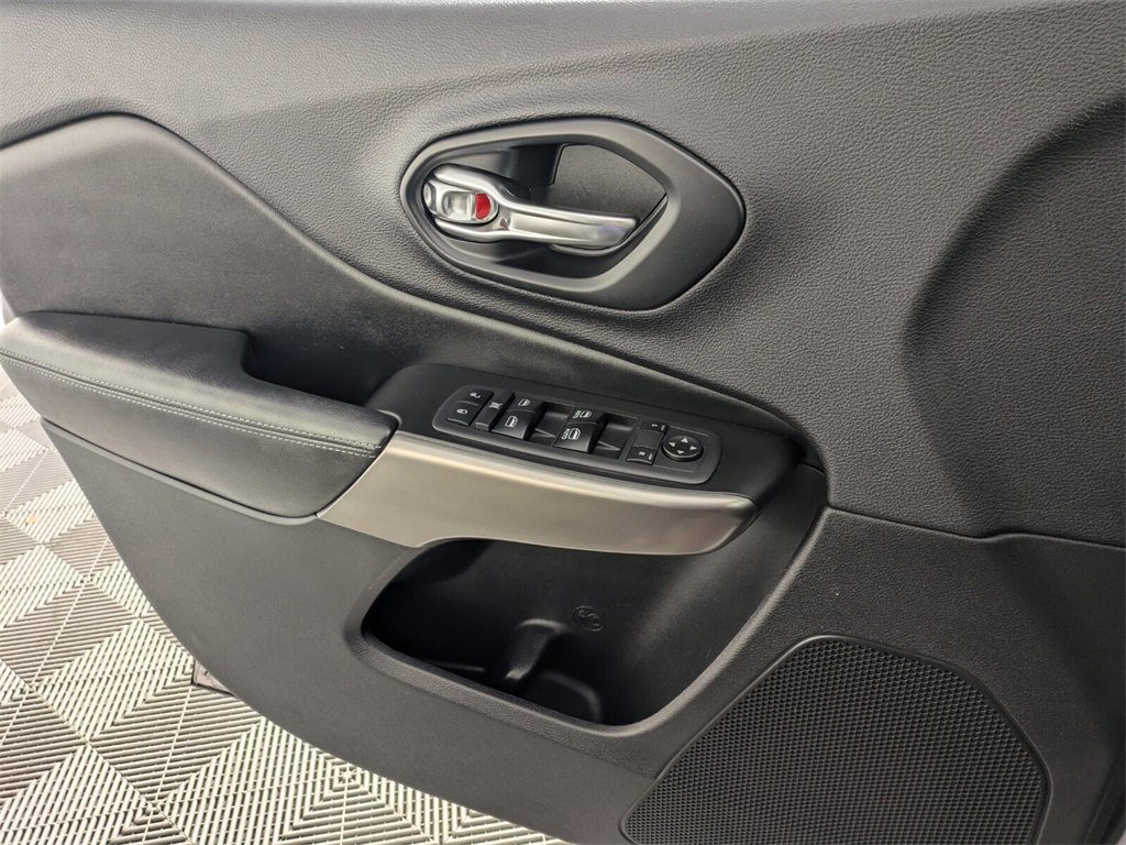 Used 2019 Jeep Cherokee Latitude Plus w/ Comfort/Convenience Group image 28