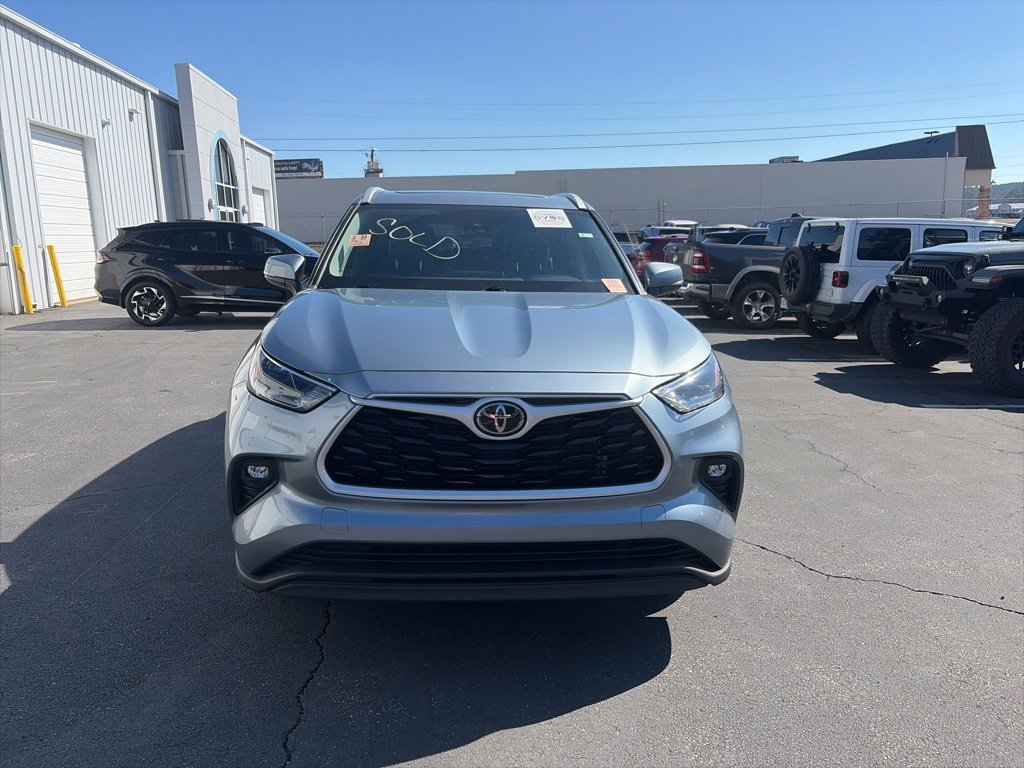 Used 2022 Toyota Highlander XLE image 2