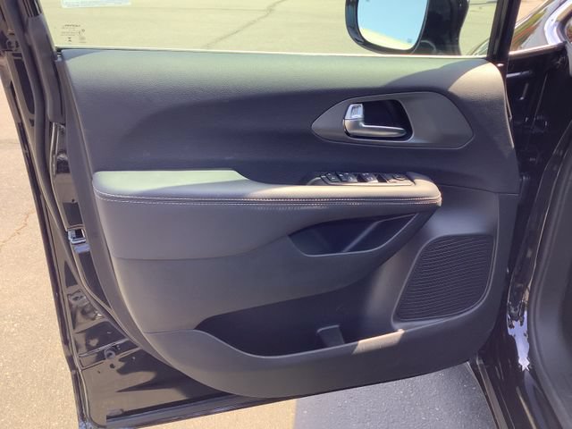 Used 2025 Chrysler Voyager LX FWD image 9