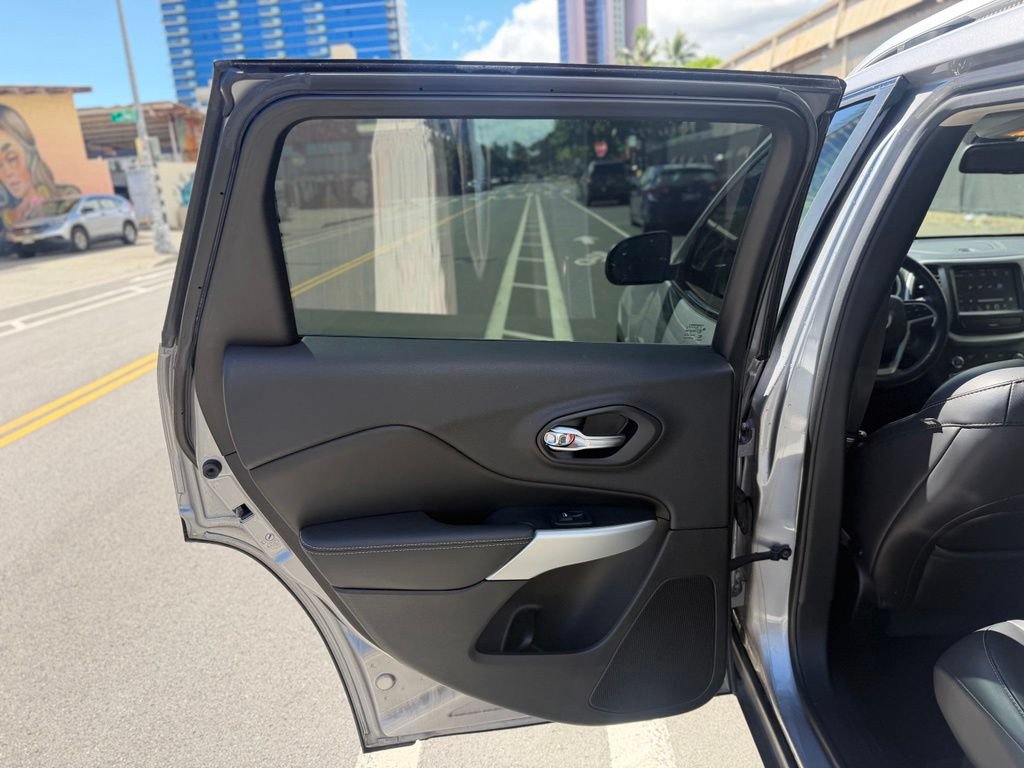Used 2018 Jeep Cherokee Latitude Plus FWD image 9