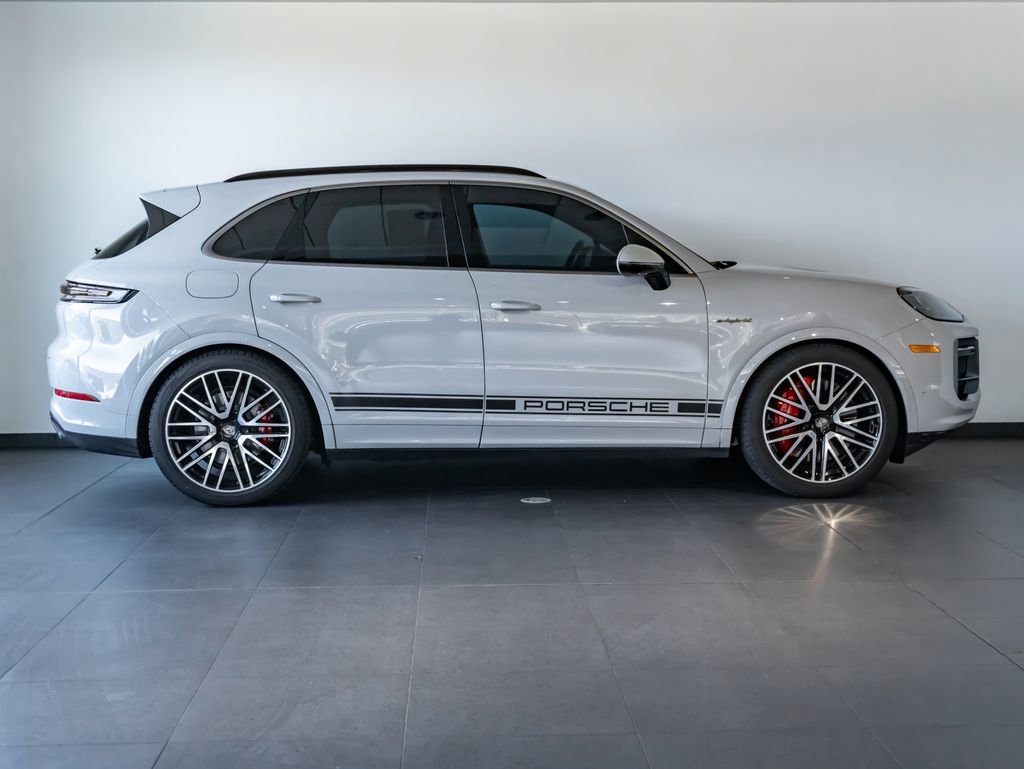 Certified 2025 Porsche Cayenne Turbo image 8