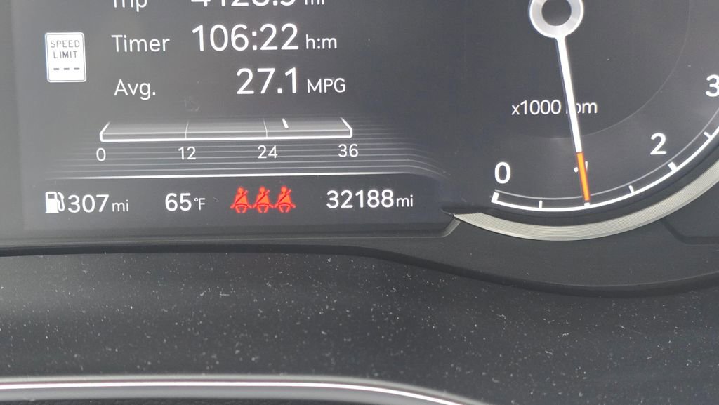 Used 2025 Genesis G70 2.5T image 28