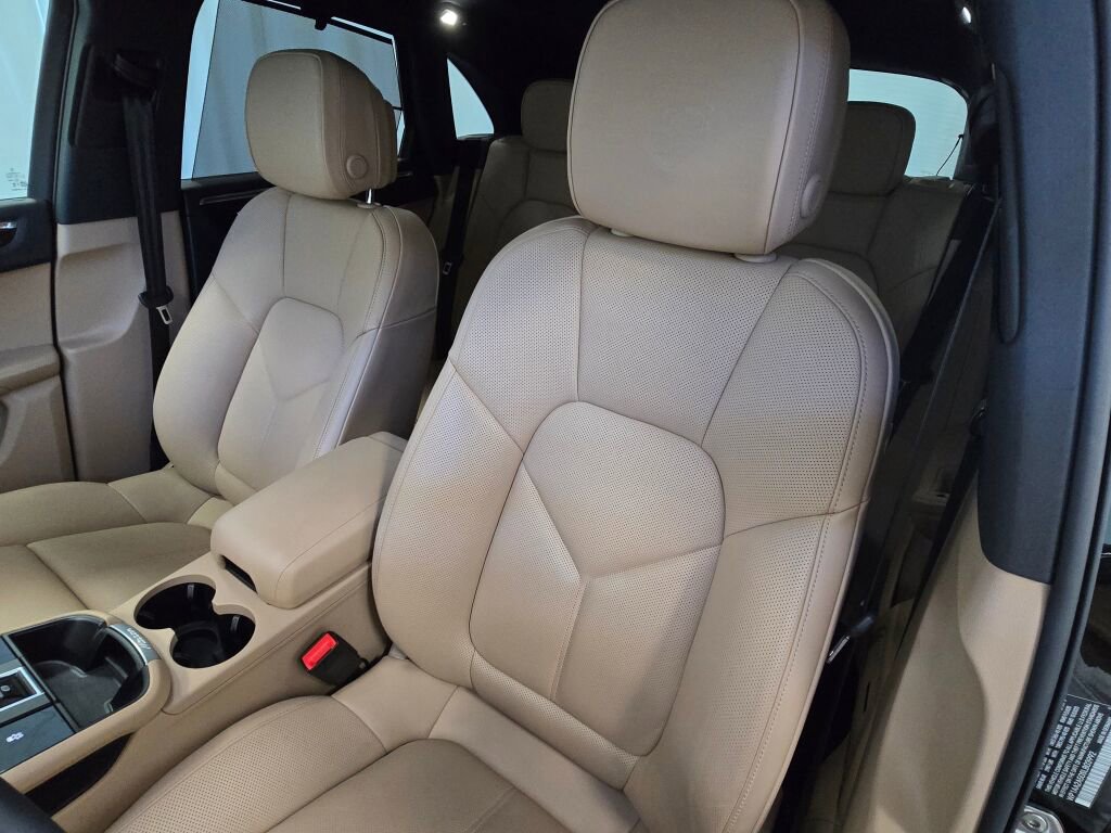 Certified 2025 Porsche Macan image 5