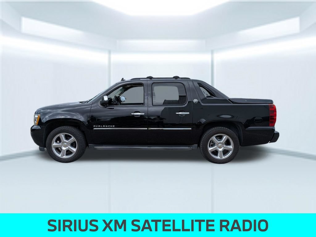 Used 2013 Chevrolet Avalanche LTZ RWD image 2