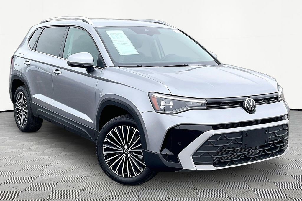 Used 2025 Volkswagen Taos SE image 3