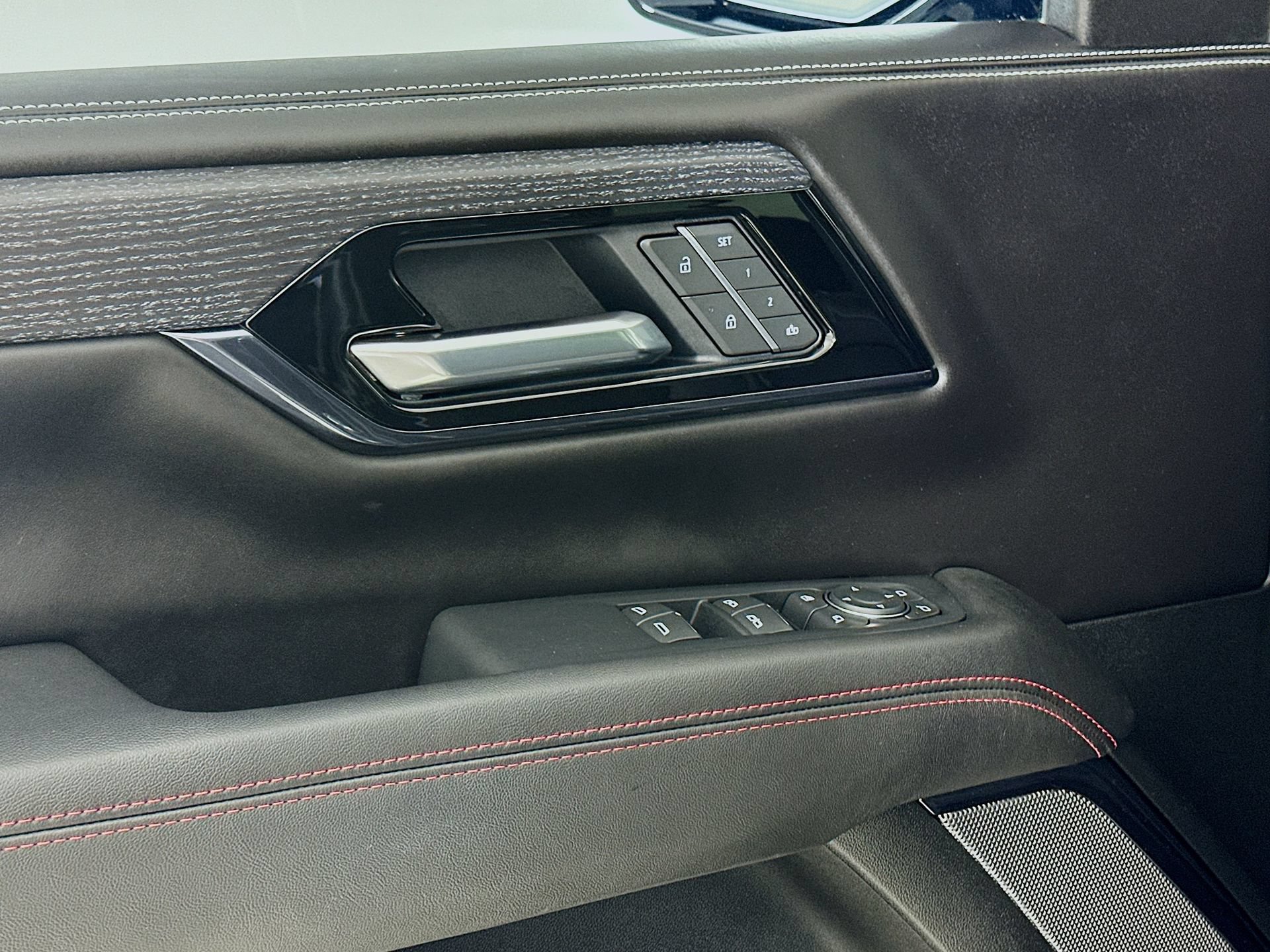 Used 2025 GMC Yukon AT4 Ultimate AWD/4WD image 19