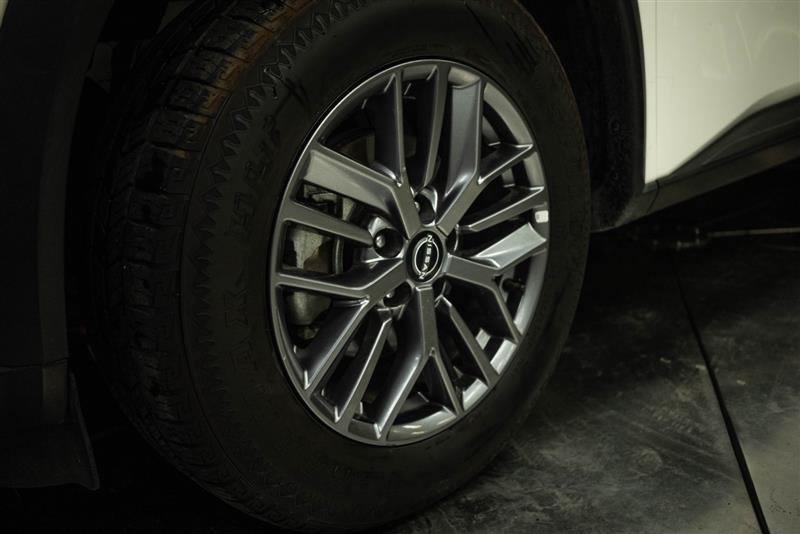 Used 2024 Nissan Rogue S AWD/4WD image 3