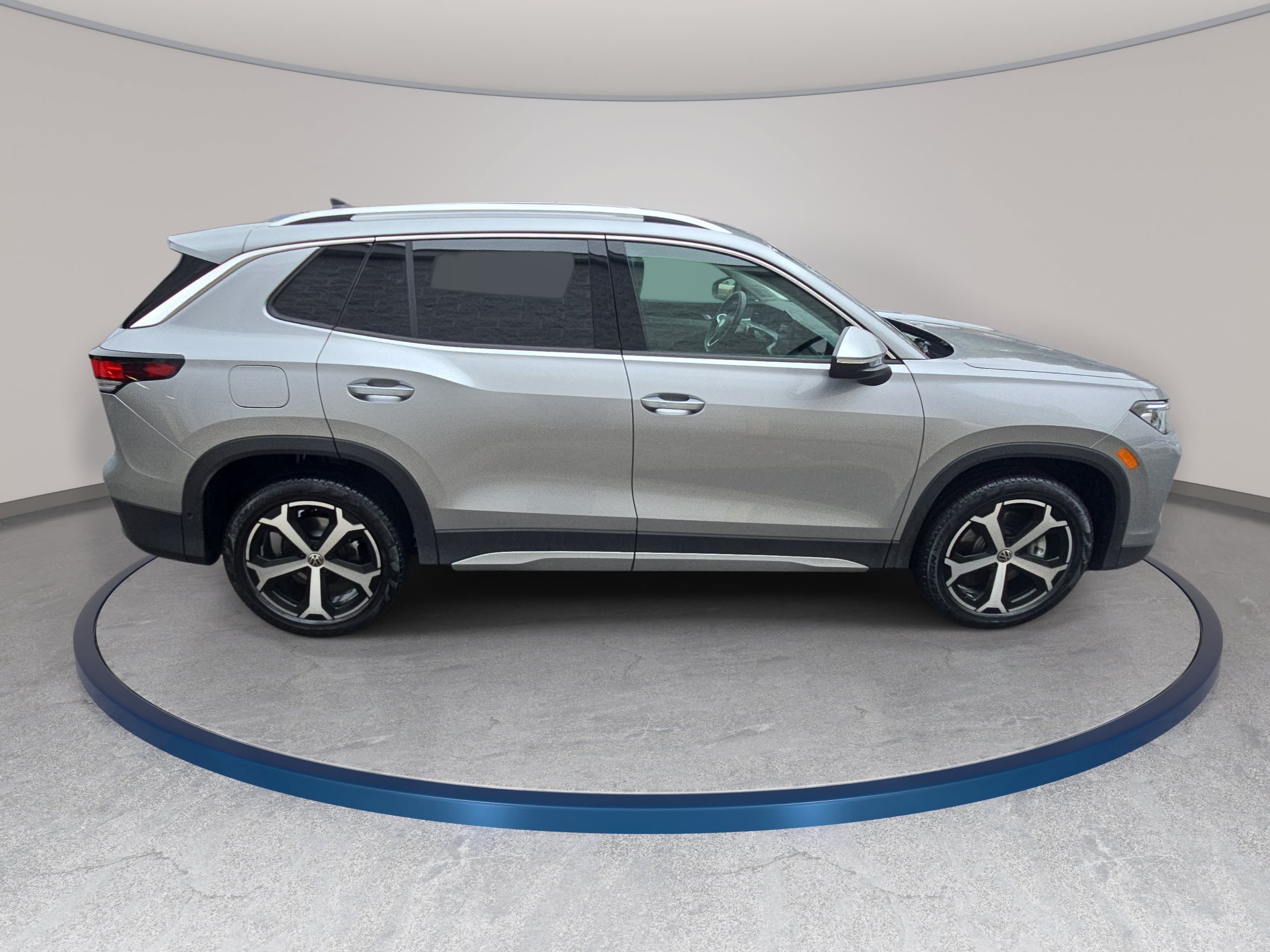 Used 2025 Volkswagen Tiguan SE AWD/4WD image 4