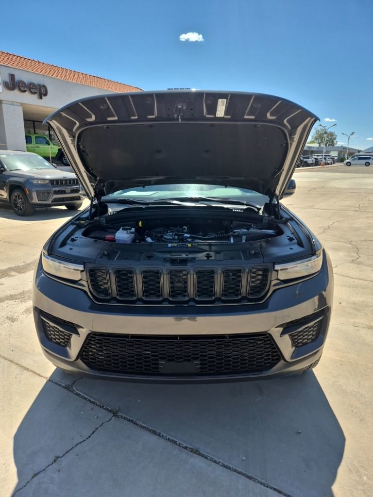 Used 2025 Jeep Grand Cherokee Altitude image 61