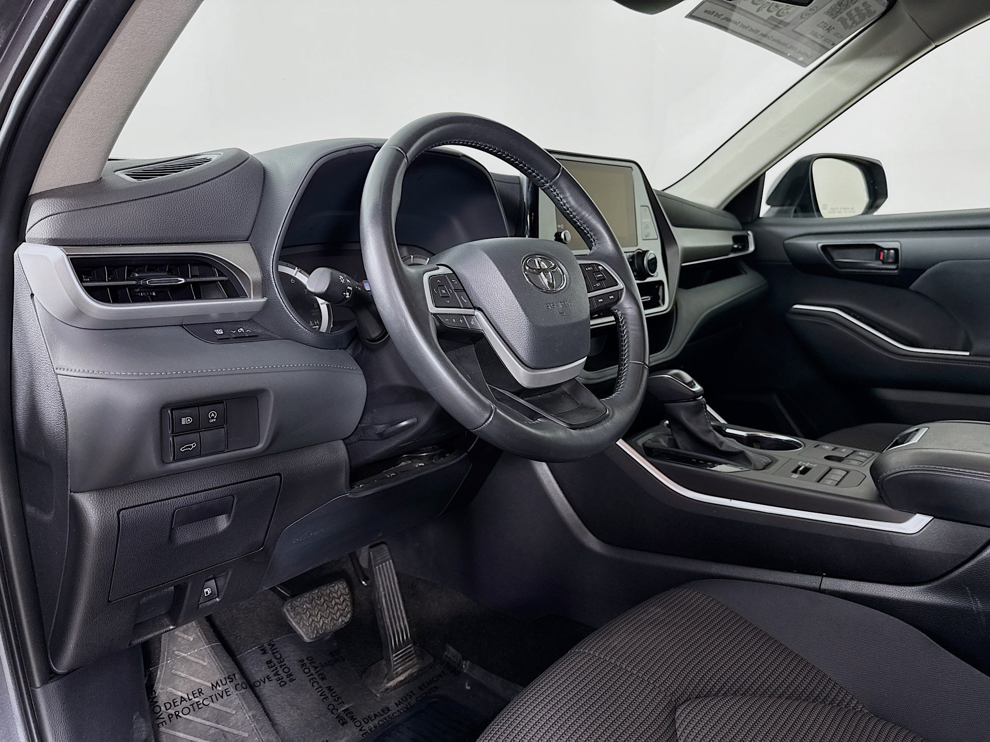 Used 2025 Toyota Highlander LE AWD/4WD image 9