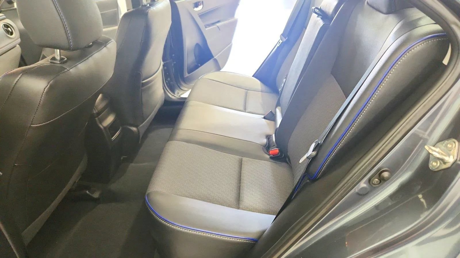 Used 2018 Toyota Corolla SE w/ SE Premium Package FWD image 25