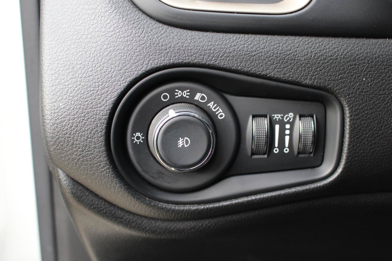 Used 2016 Jeep Renegade Latitude w/ Cold Weather Group FWD image 16