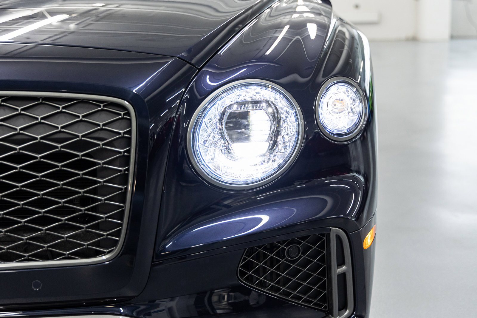Certified 2025 Bentley Flying Spur Plug-In Hybrid AWD/4WD image 10
