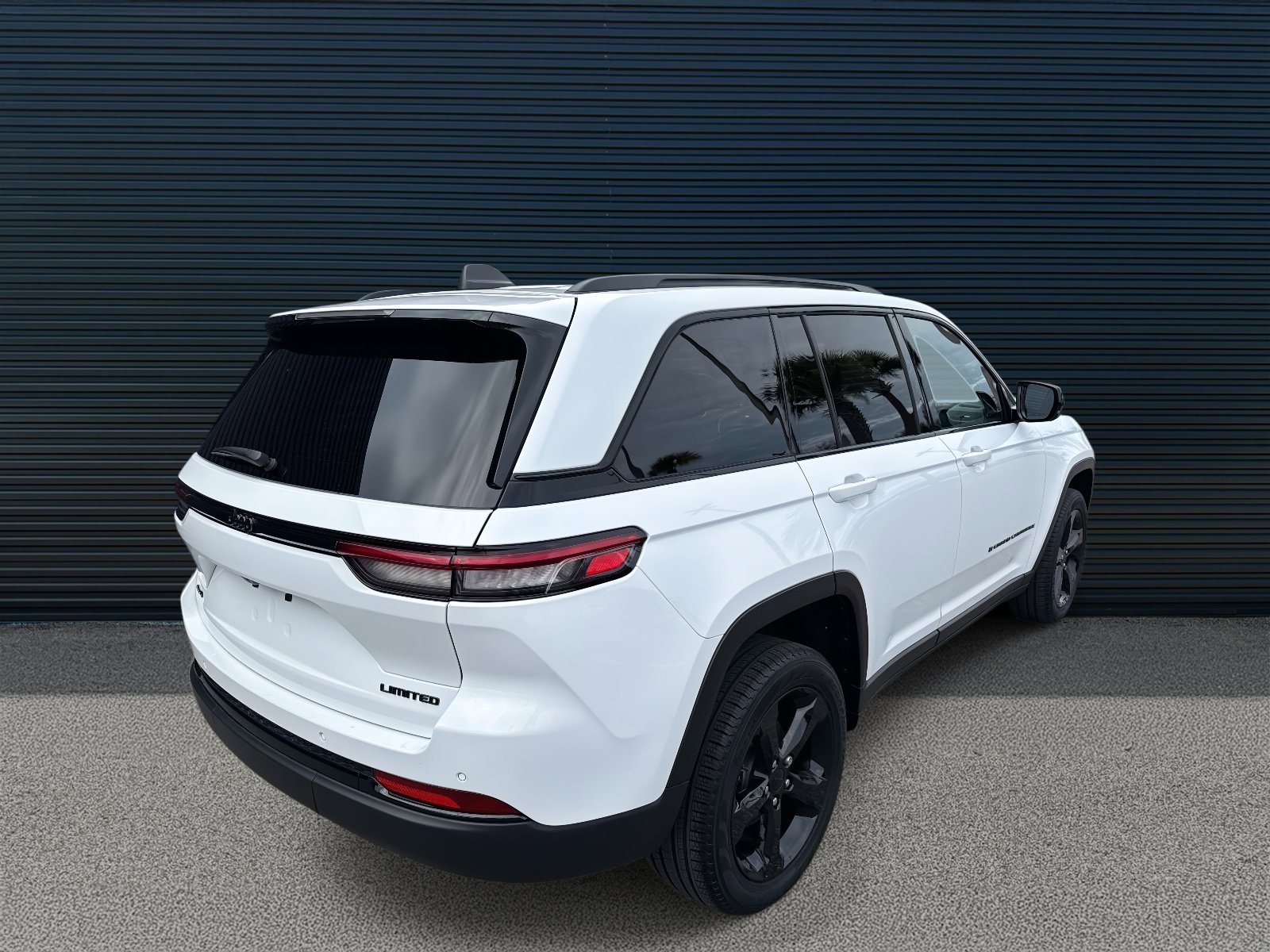 Used 2025 Jeep Grand Cherokee Limited w/ Black Appearance Package image 7