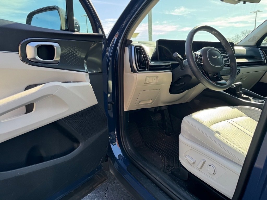 Used 2025 Kia Sorento S w/ Panoramic Sunroof Package image 14