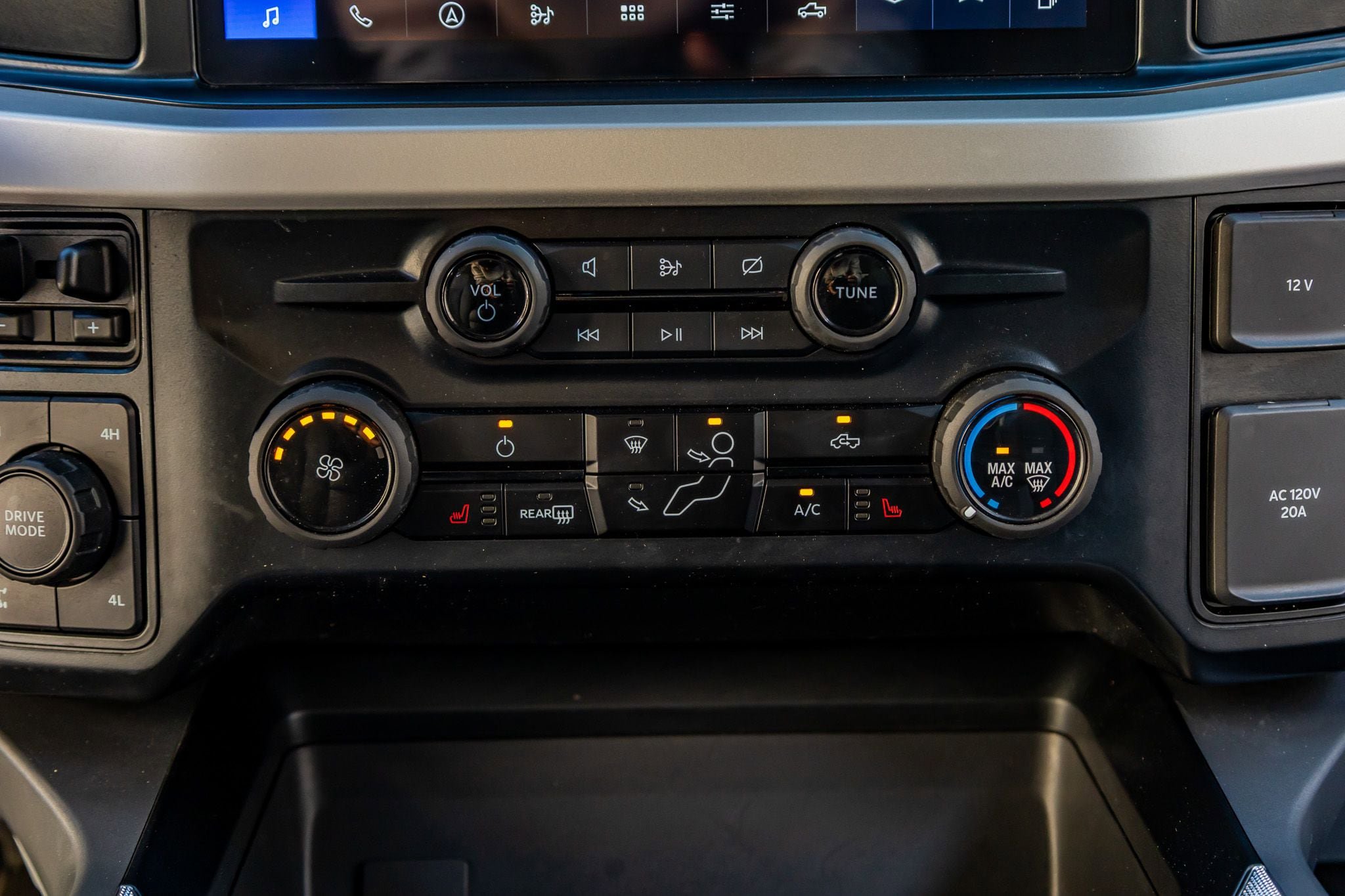 Used 2024 Ford F250 XLT w/ XLT Premium Package image 27