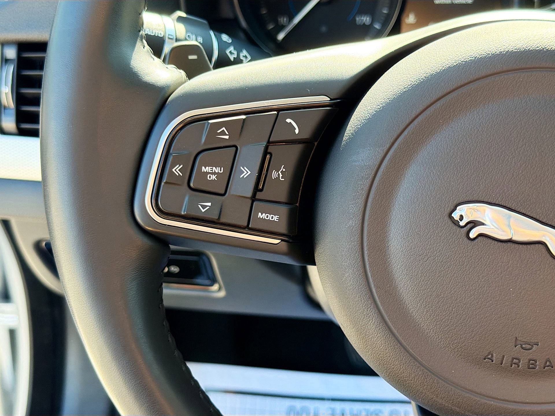 Used 2018 Jaguar XF Premium image 36