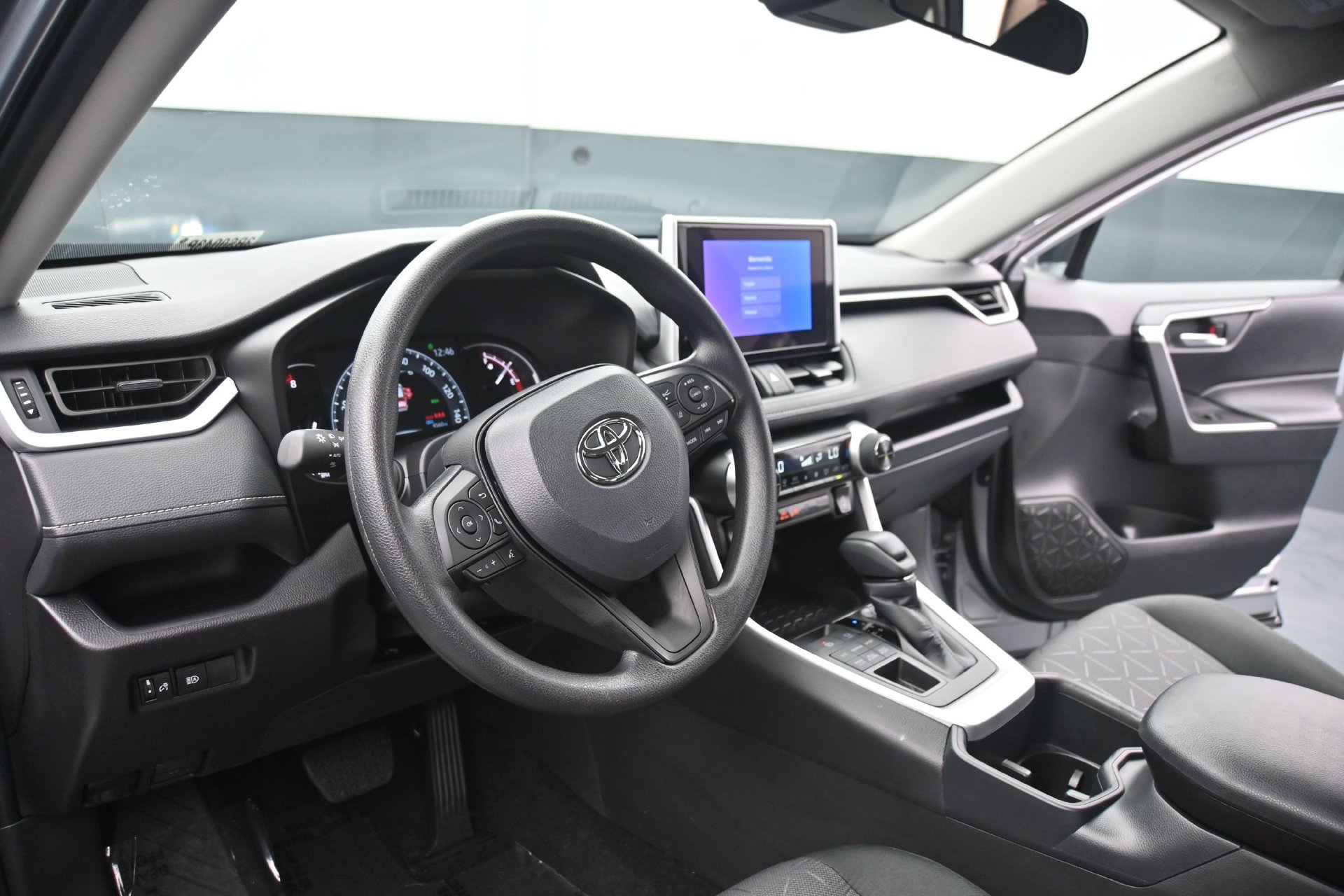 Used 2025 Toyota RAV4 XLE AWD/4WD image 25