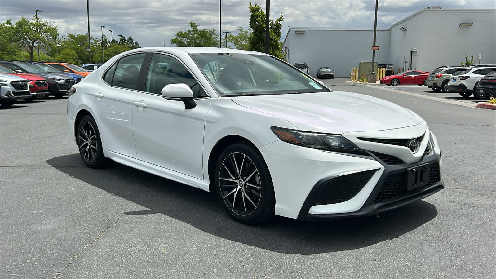 Used 2022 Toyota Camry SE FWD image 3