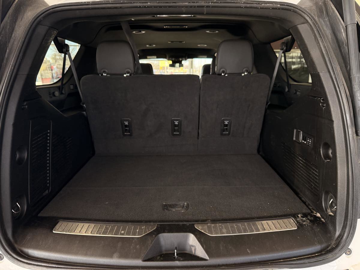 Used 2023 Chevrolet Suburban Premier image 24