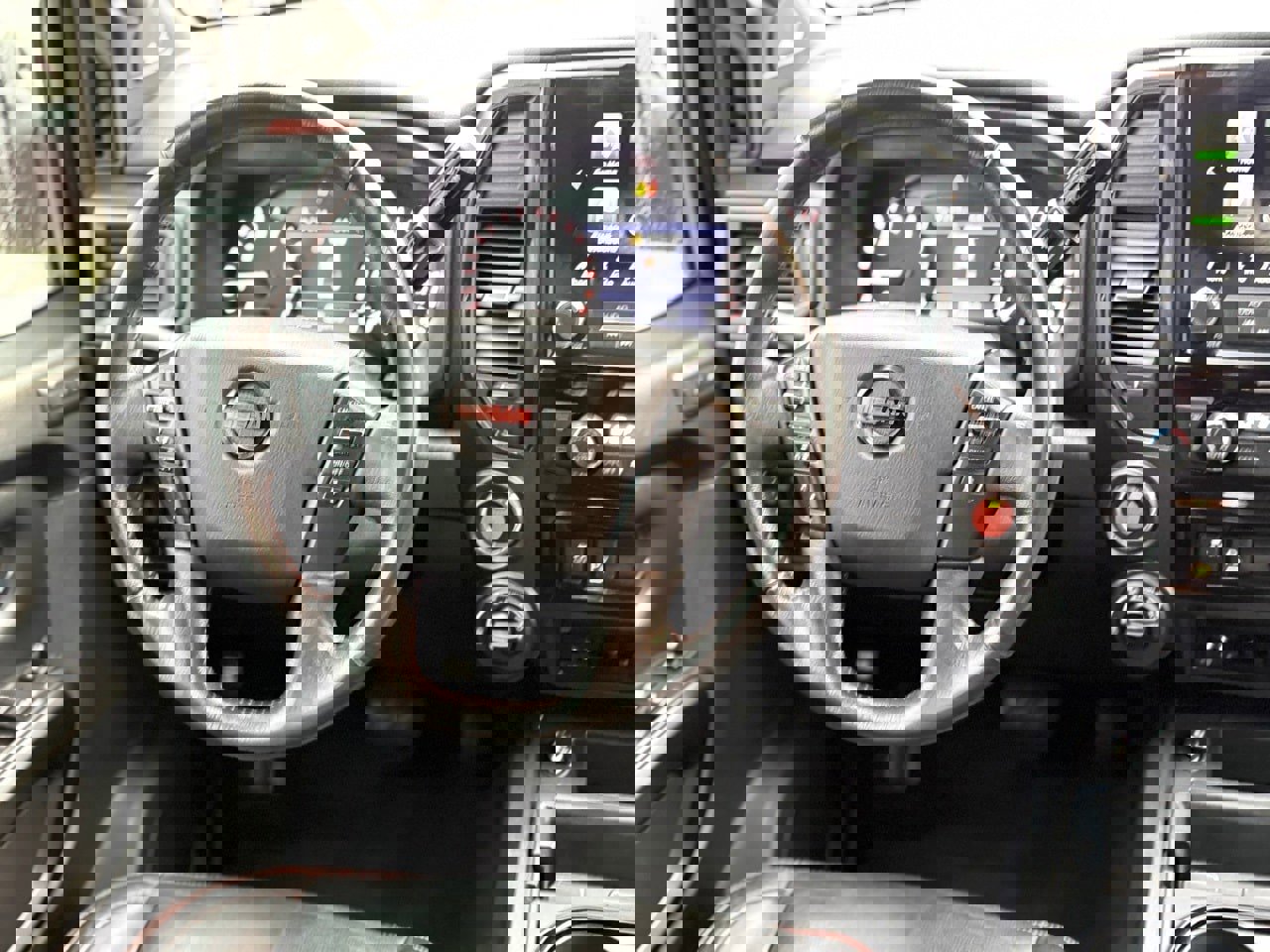 Used 2021 Nissan Titan PRO-4X w/ Pro-4x Convenience Package image 16