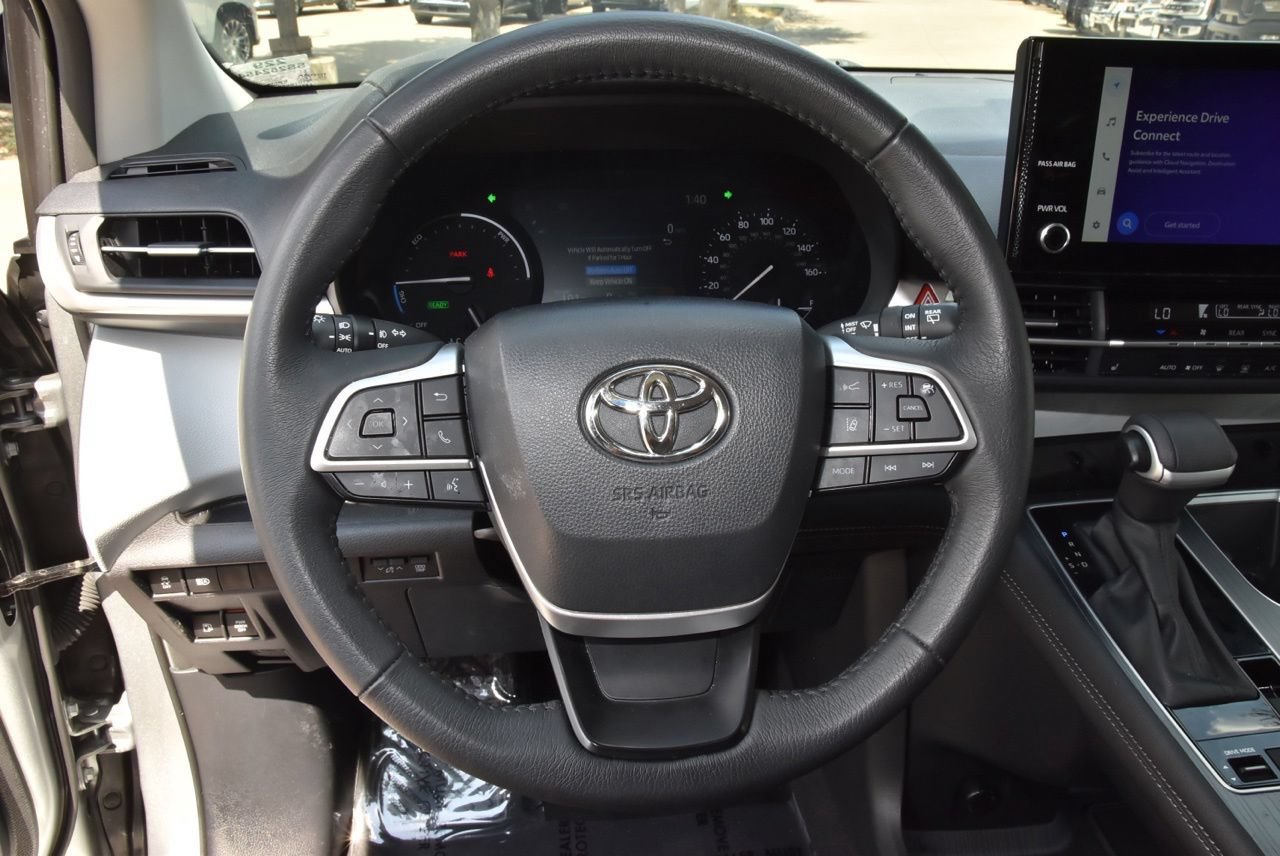 Used 2025 Toyota Sienna XLE FWD image 24