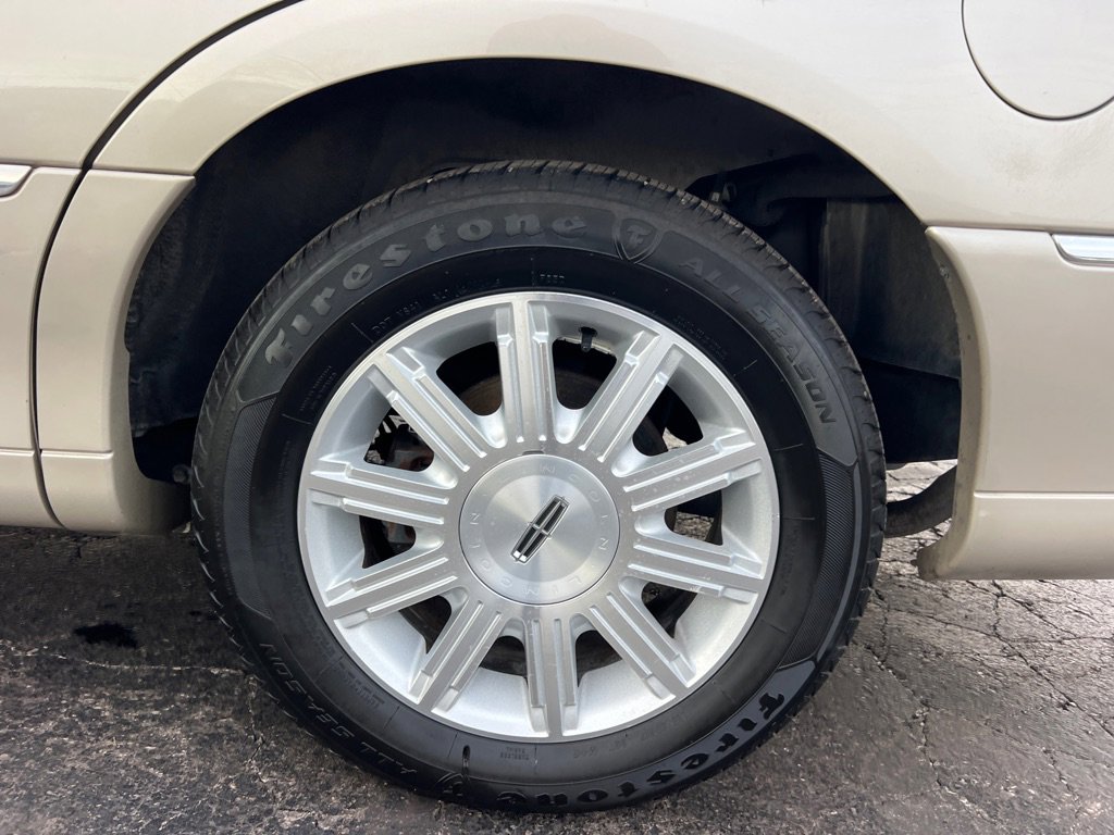 Used 2009 Lincoln Town Car Signature Limited image 33