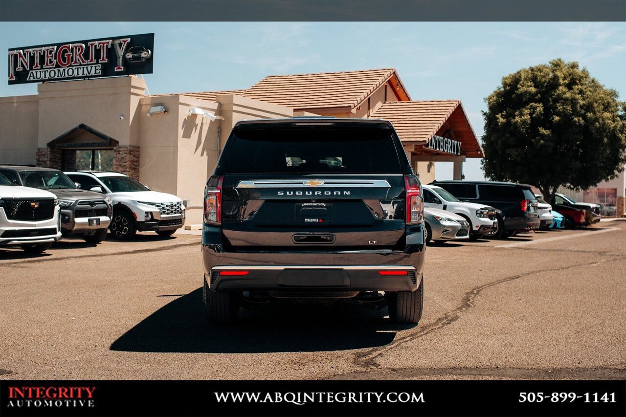 Used 2024 Chevrolet Suburban LT RWD image 6