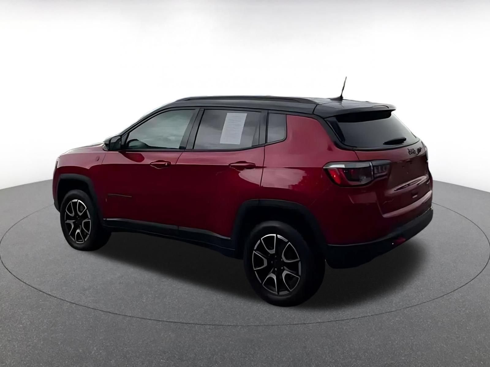 Used 2025 Jeep Compass Trailhawk AWD/4WD image 8