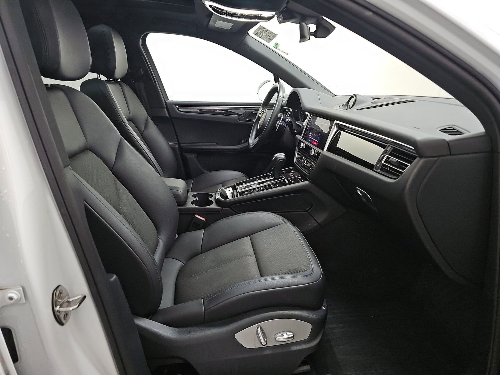 Used 2023 Porsche Macan AWD/4WD image 11