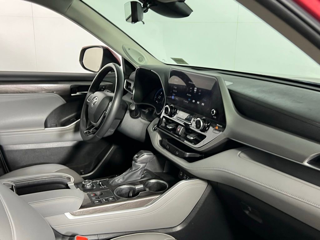 Used 2024 Toyota Highlander Platinum image 30
