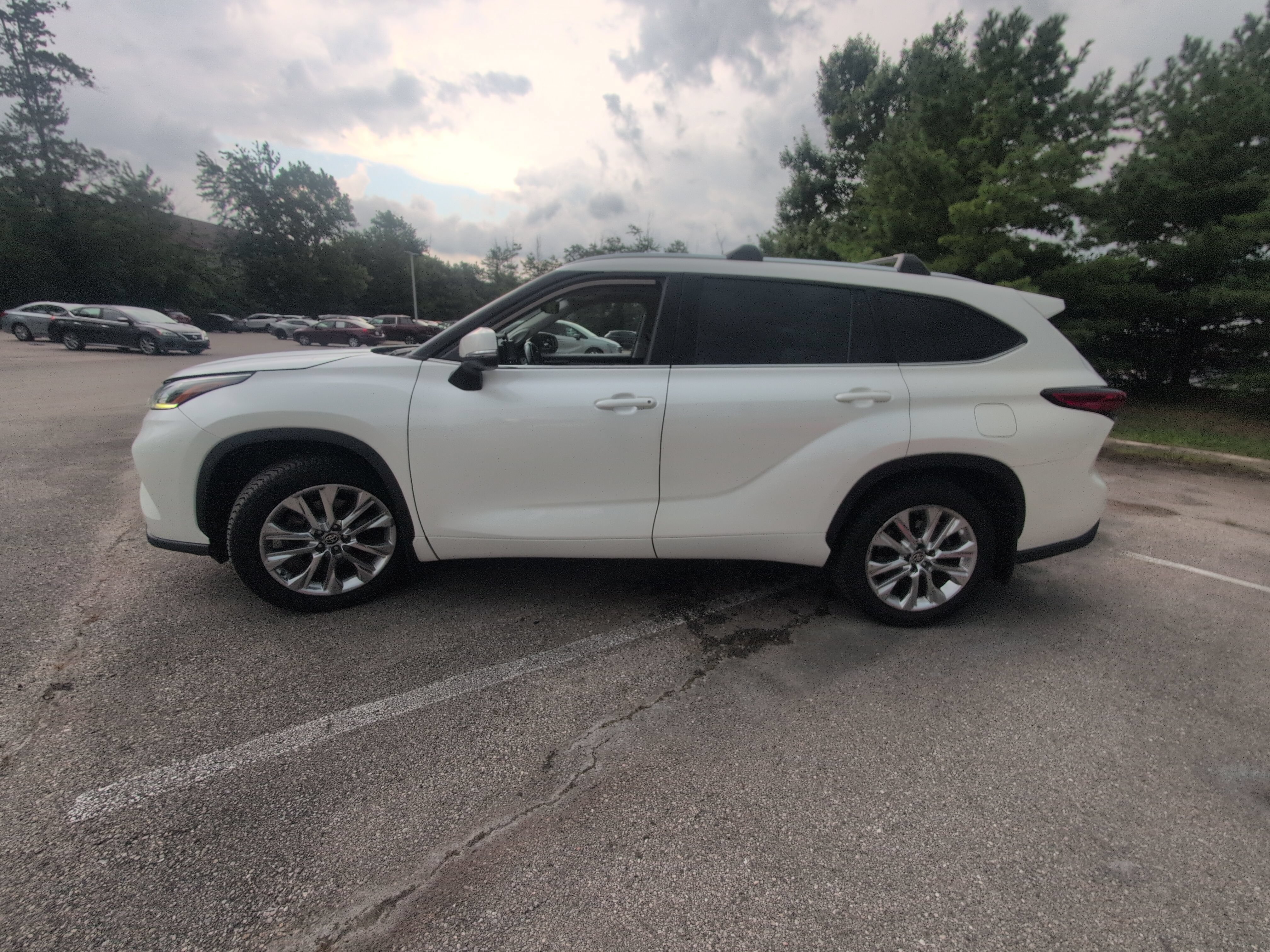 Used 2020 Toyota Highlander Limited AWD/4WD image 2
