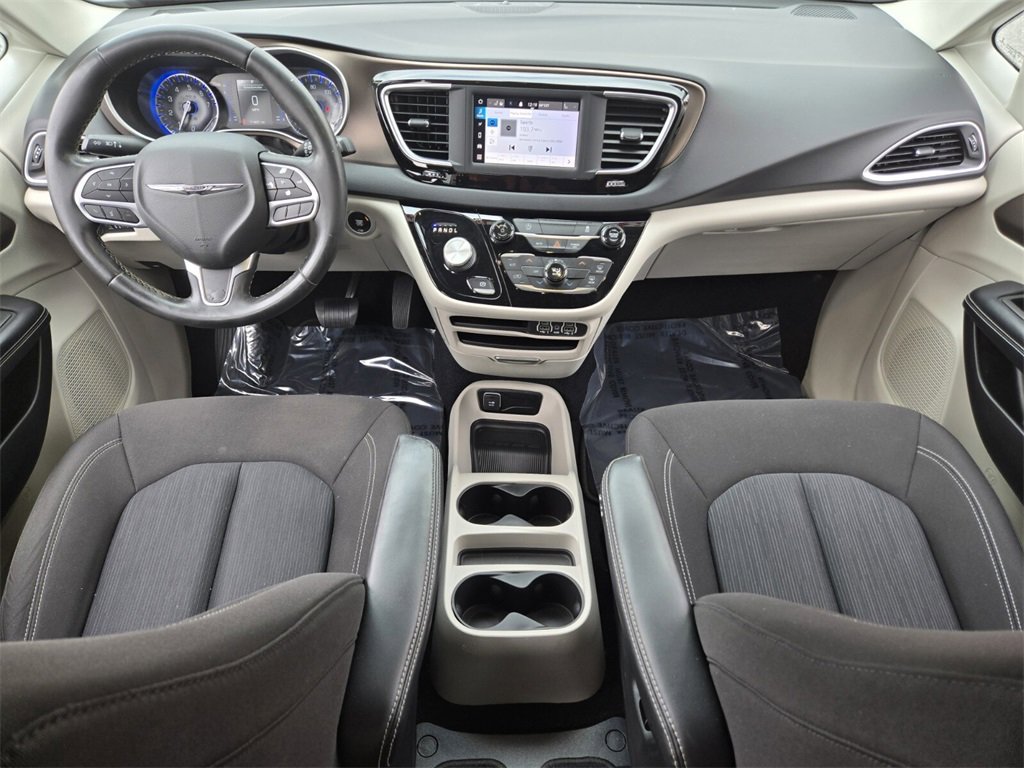 Used 2022 Chrysler Voyager LX image 14