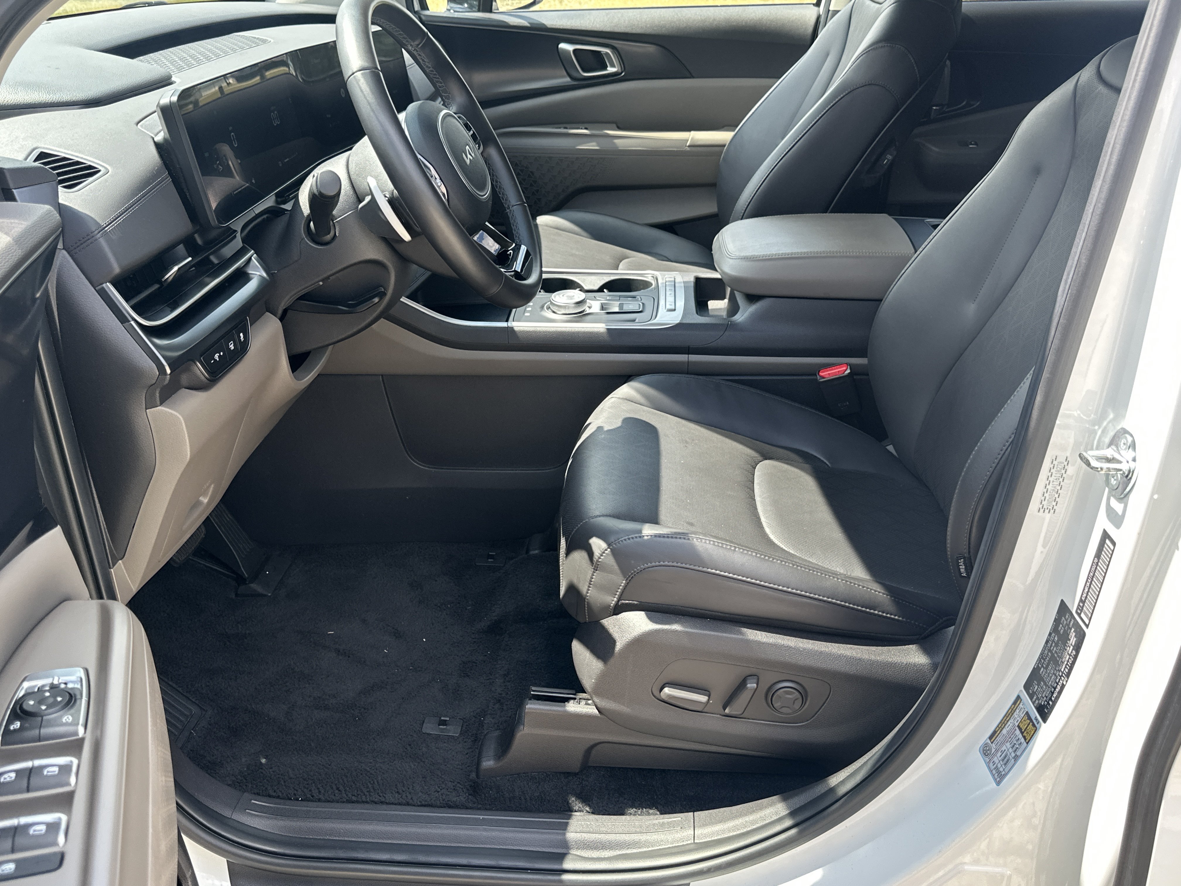 Used 2026 Kia Carnival LXS FWD image 9