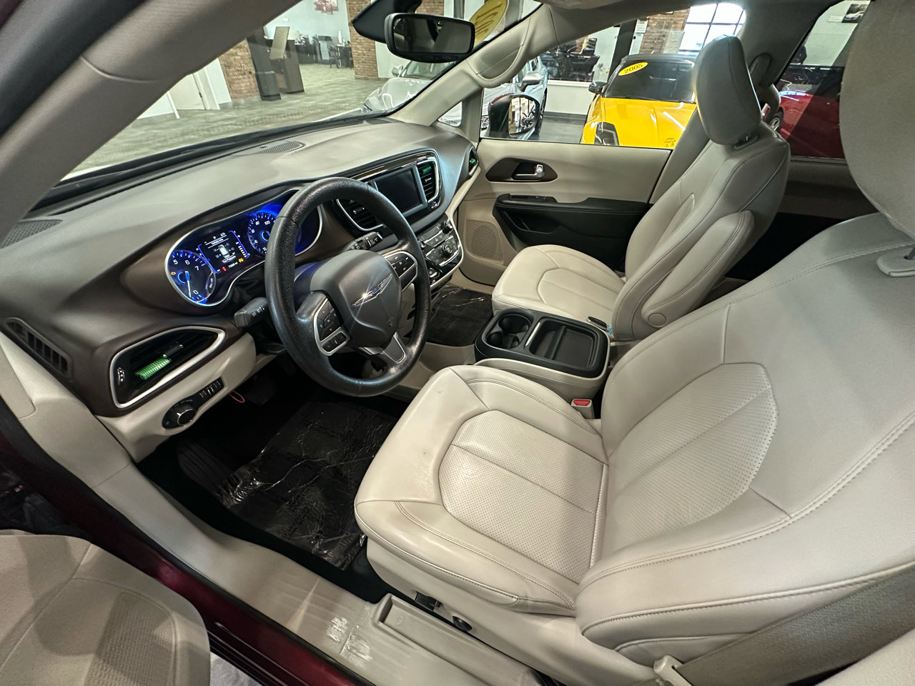 Used 2021 Chrysler Voyager Lxi image 16