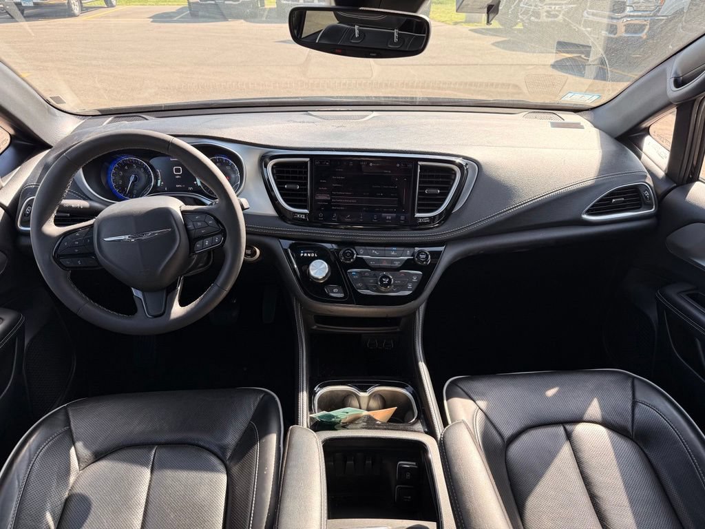Used 2025 Chrysler Pacifica Limited FWD image 9