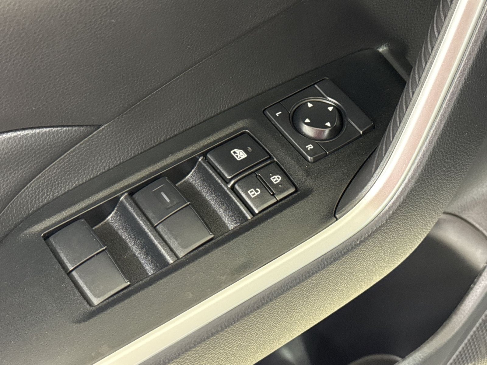 Used 2025 Toyota RAV4 LE AWD/4WD image 27