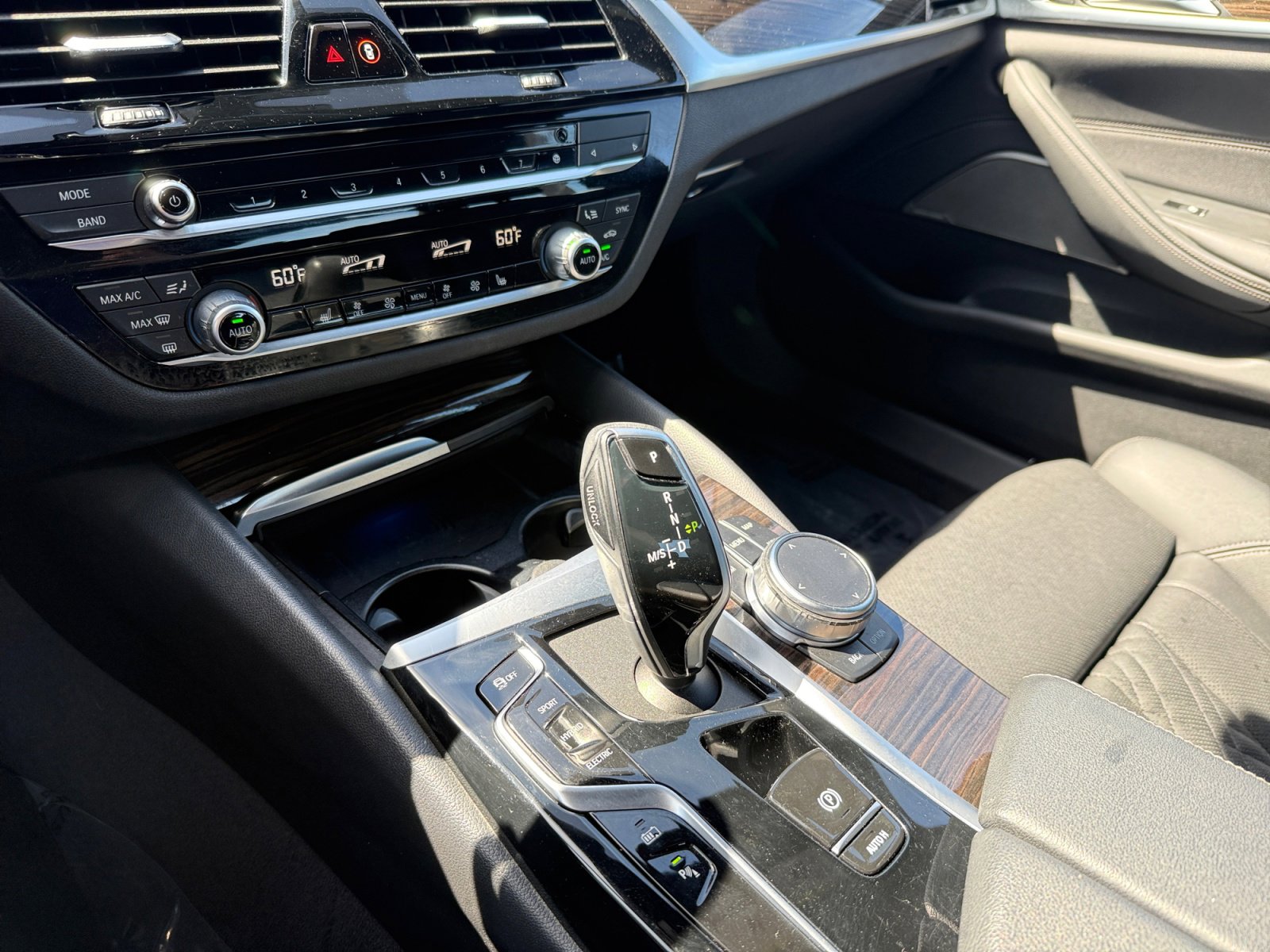 Used 2023 BMW 530e w/ Premium Package image 13