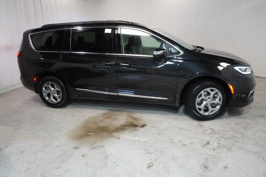 New 2023 Chrysler Pacifica Limited w/ Uconnect Theater Family Group image 9