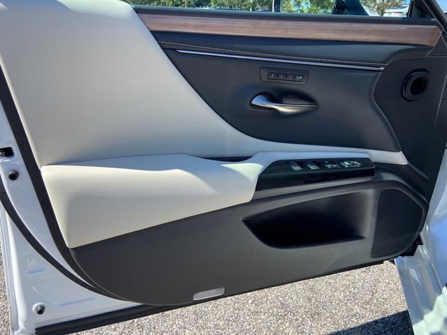 Used 2023 Lexus ES 300h w/ Luxury Package FWD image 23
