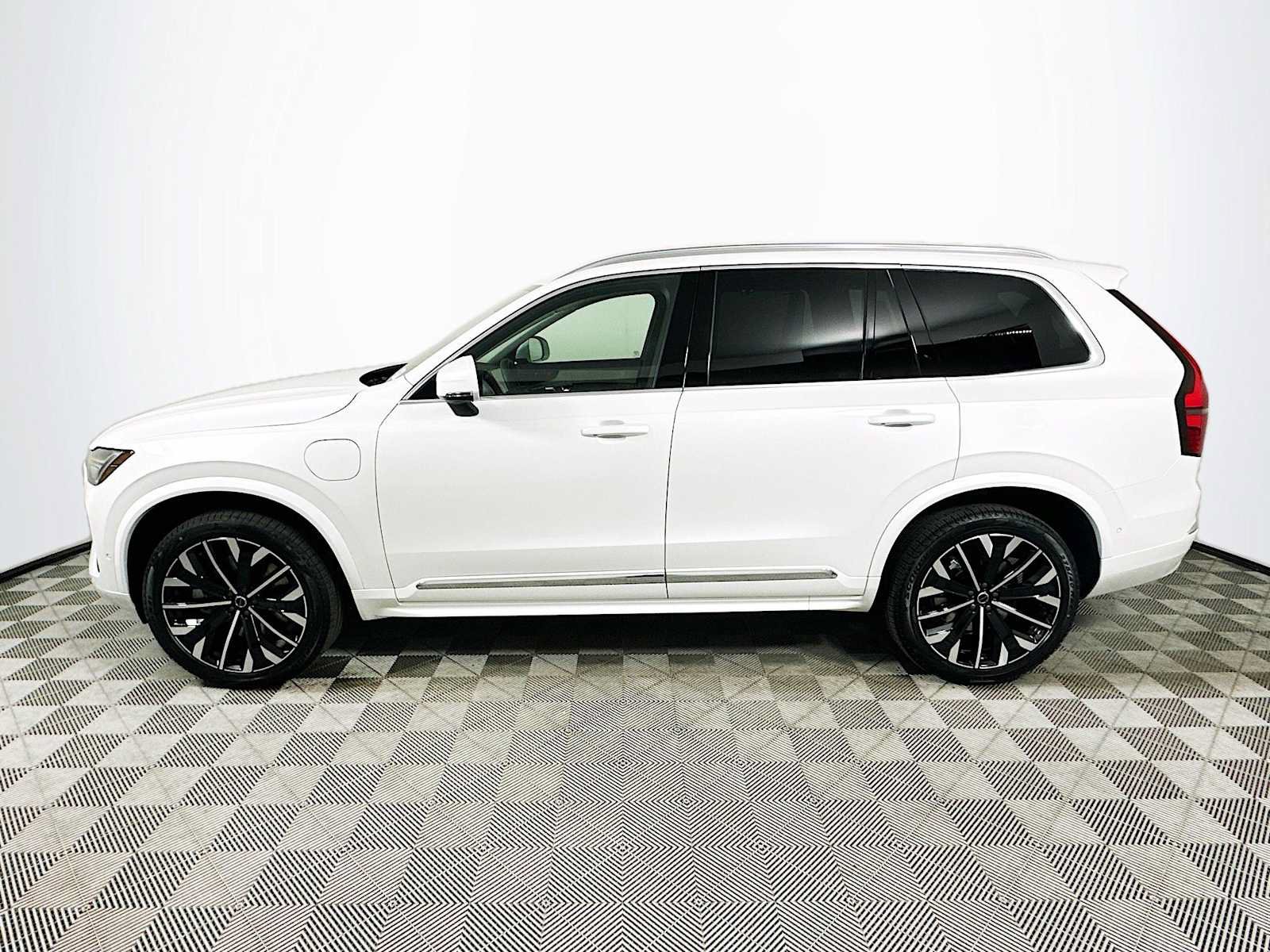 Used 2025 Volvo XC90 T8 Ultra w/ Protection Package Premier AWD/4WD image 4