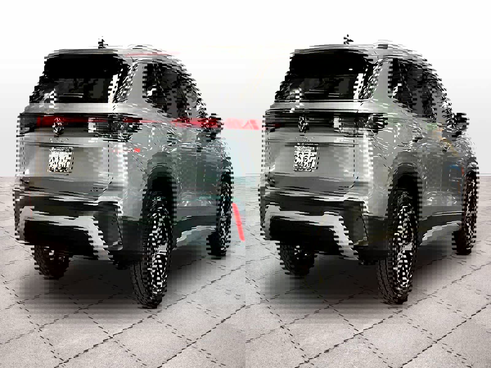 Used 2025 Volkswagen Tiguan SE w/ Panoramic Sunroof Package image 15