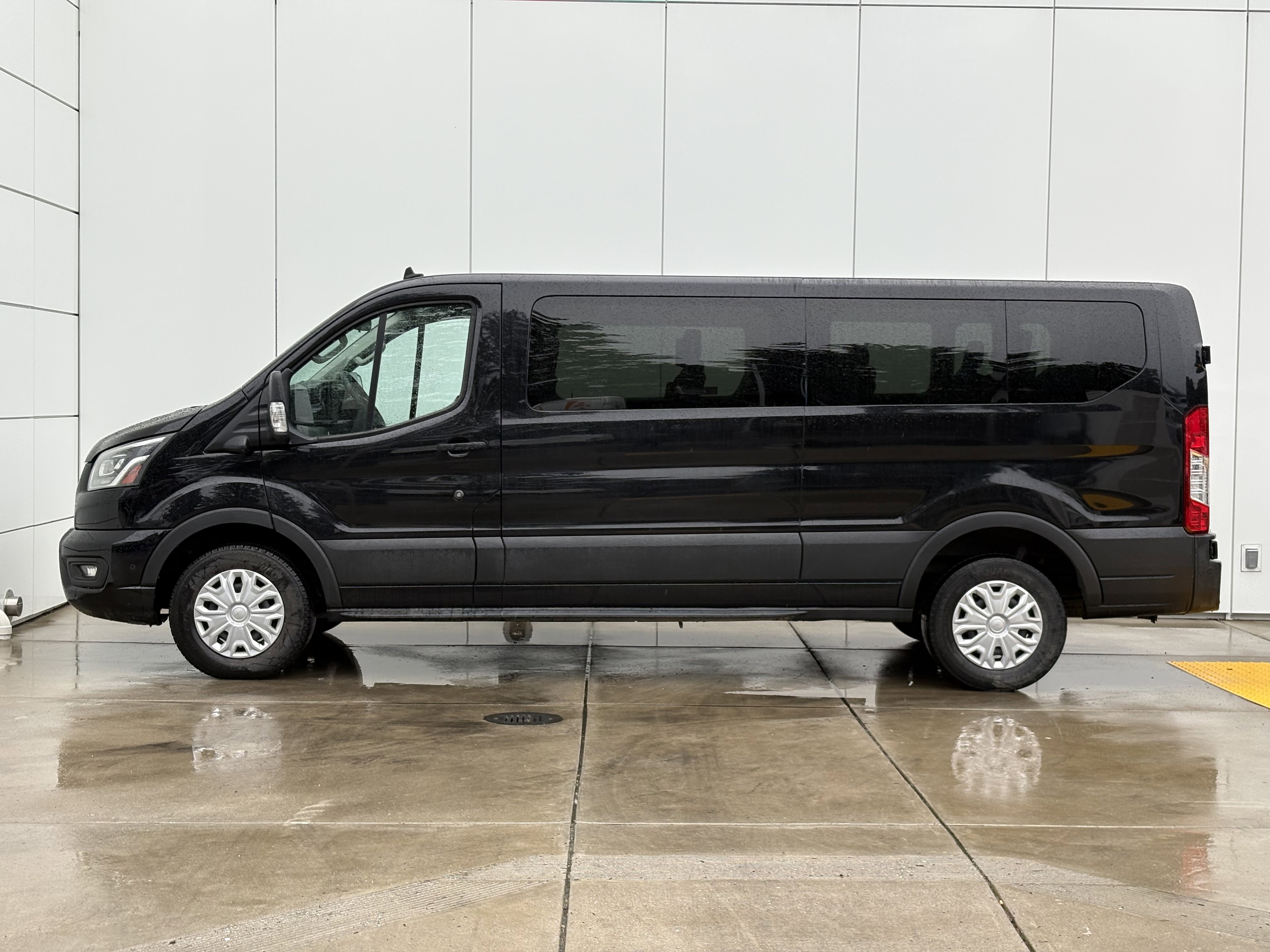 Used 2023 Ford Transit 350 XLT image 4