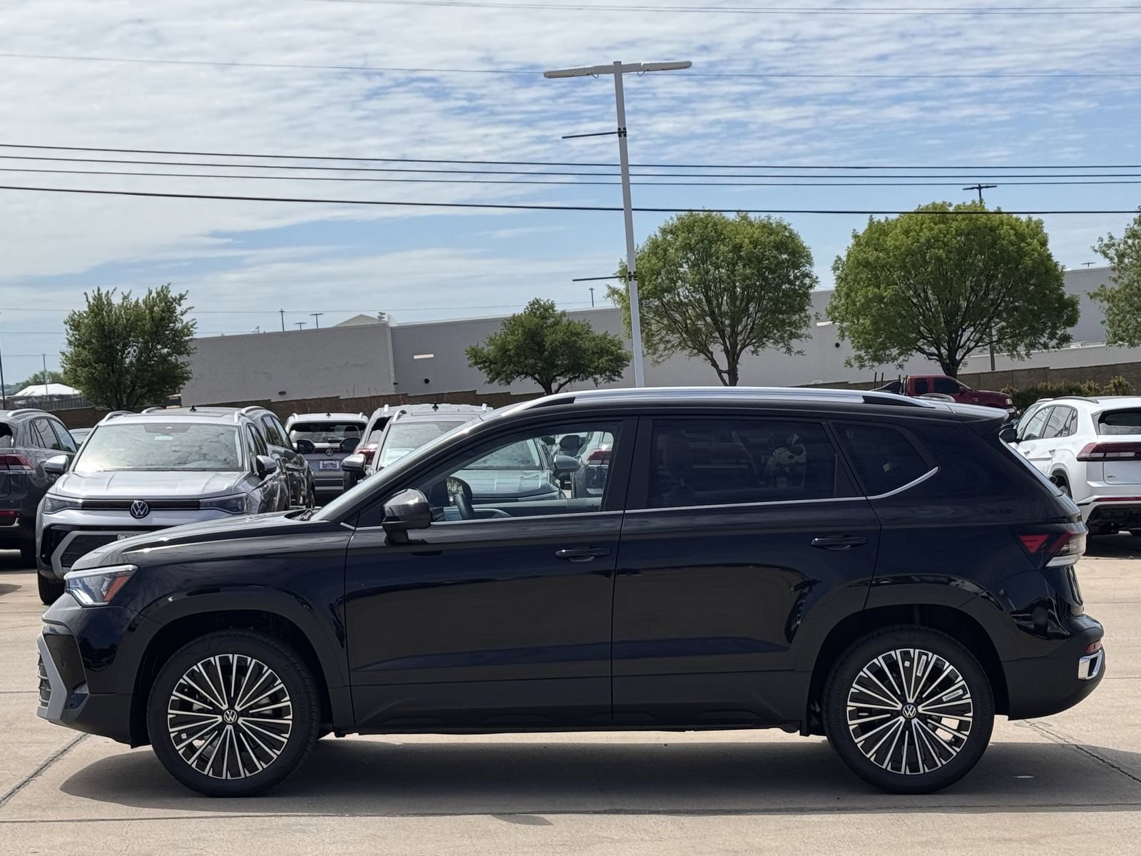 New 2026 Volkswagen Taos SE image 7