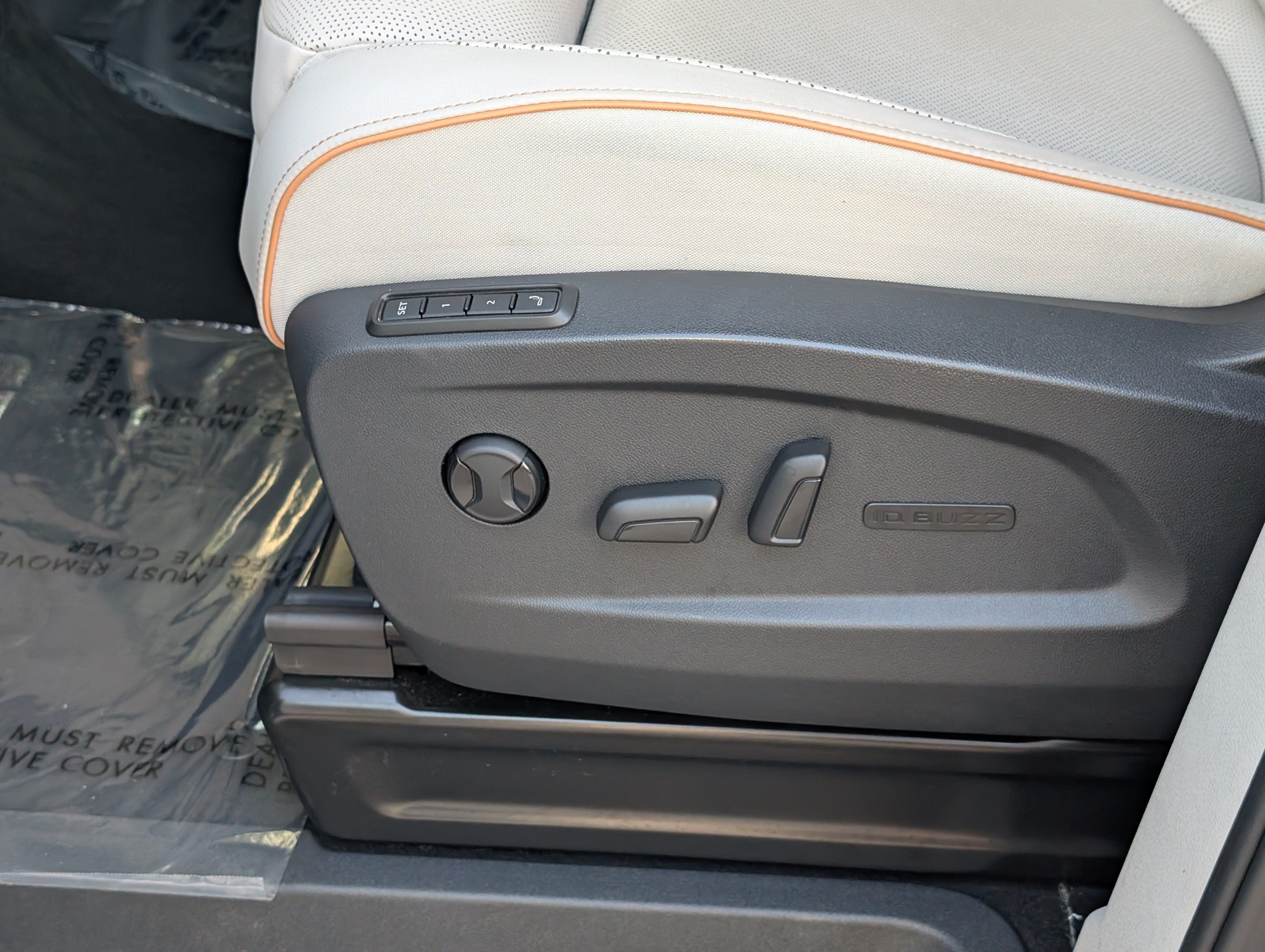 Used 2025 Volkswagen ID. Buzz 1st Edition RWD image 23