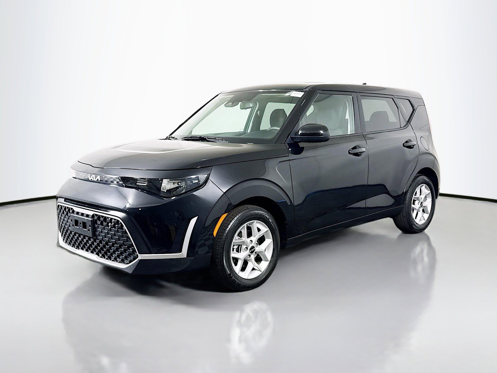 Used 2025 Kia Soul LX w/ LX Technology Package image 4