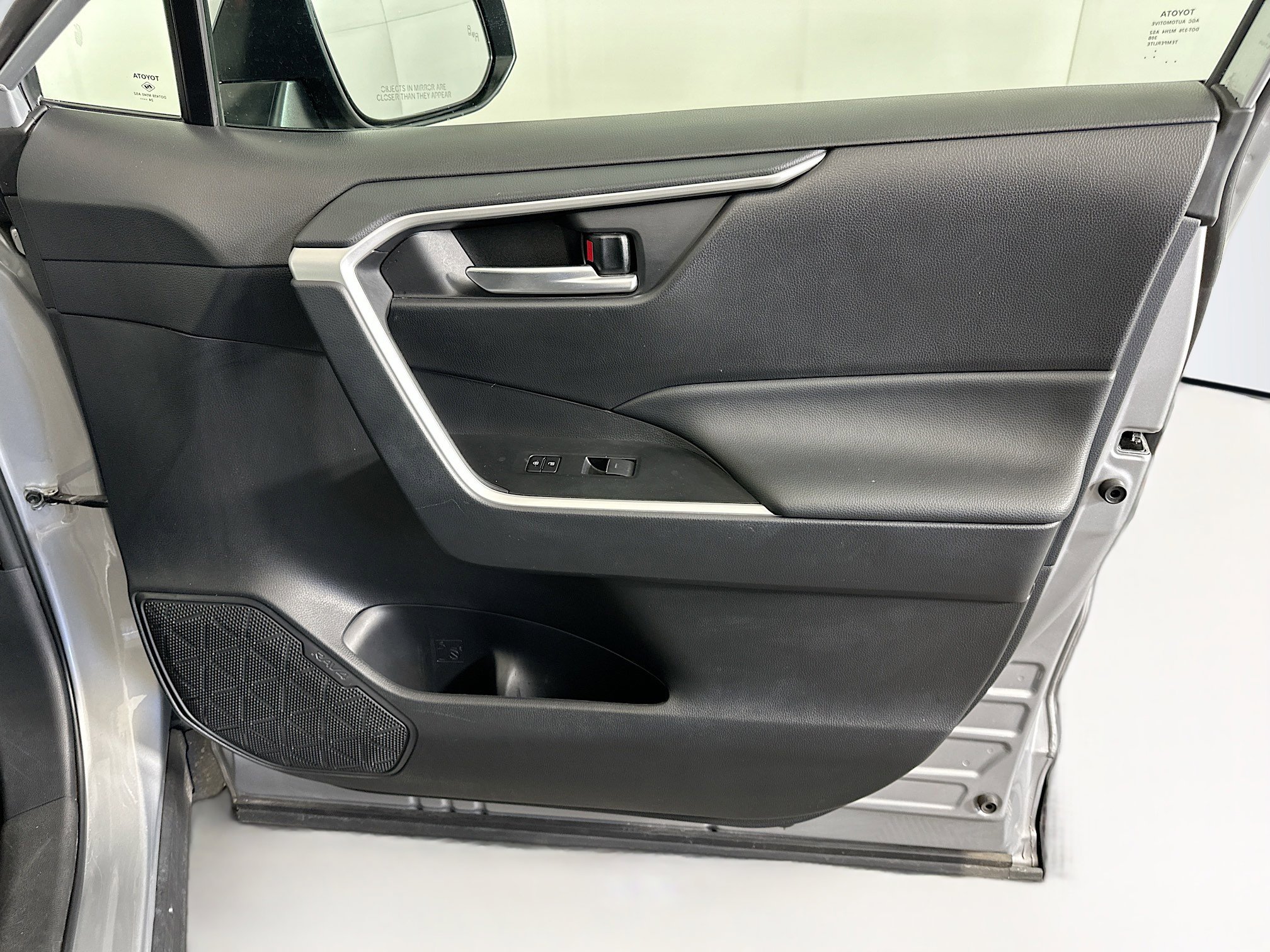 Used 2025 Toyota RAV4 XLE FWD image 32