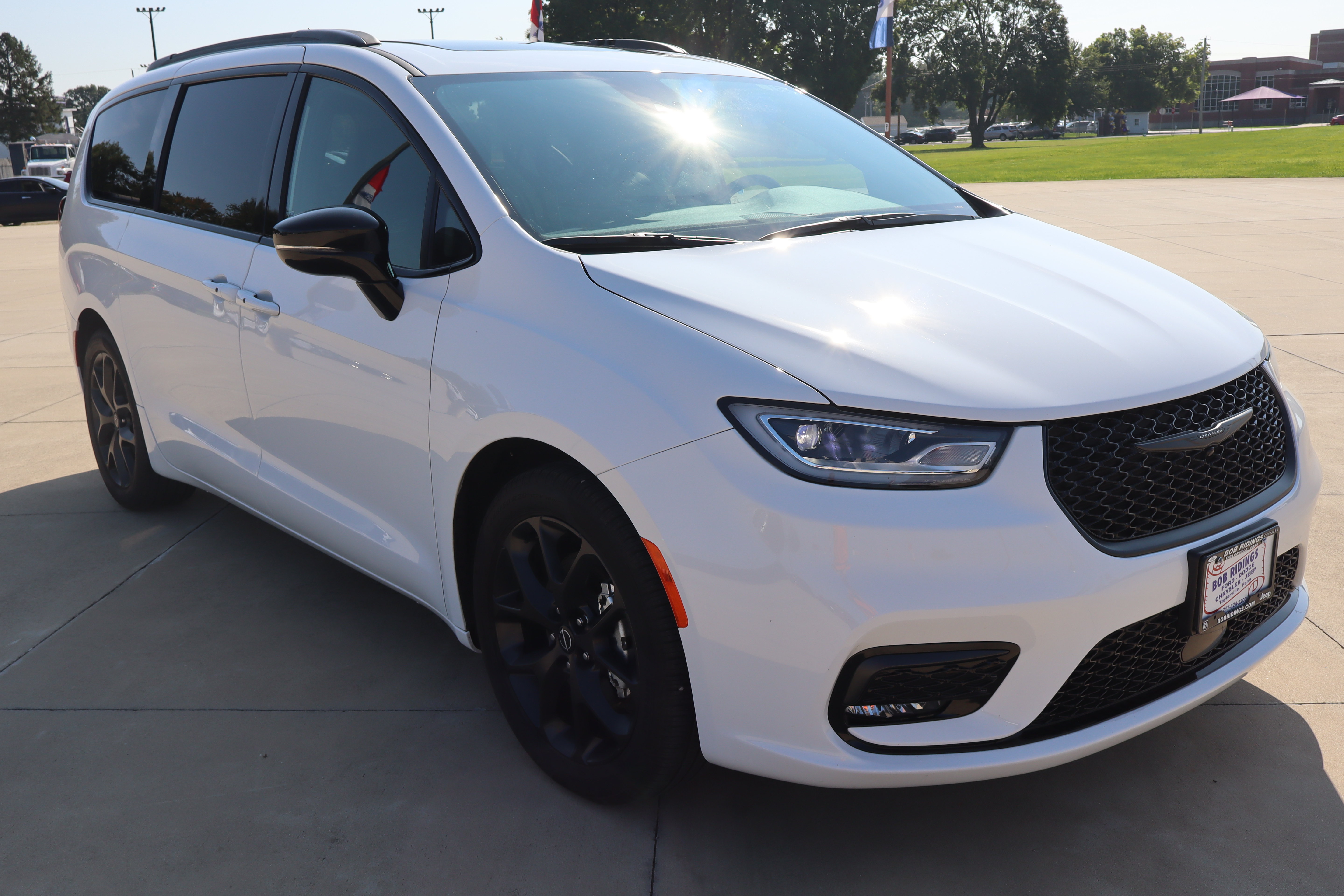 Used 2025 Chrysler Pacifica Limited FWD image 3
