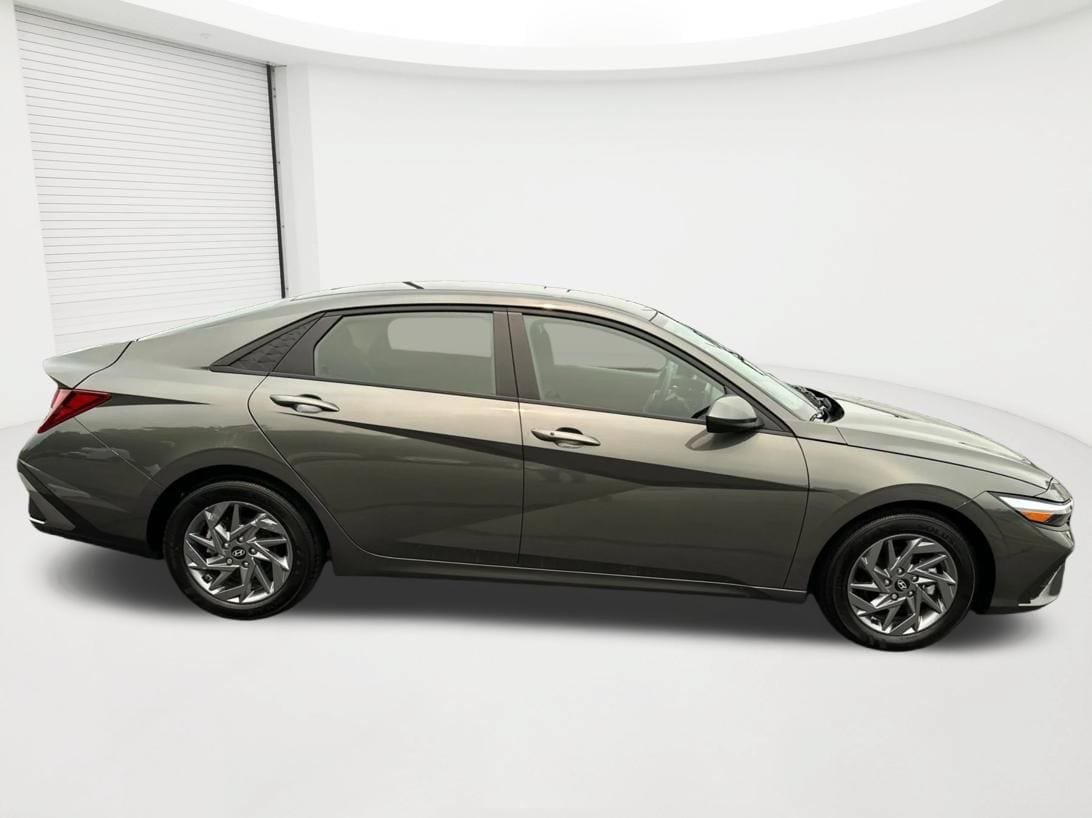 Certified 2024 Hyundai Elantra SEL FWD image 4