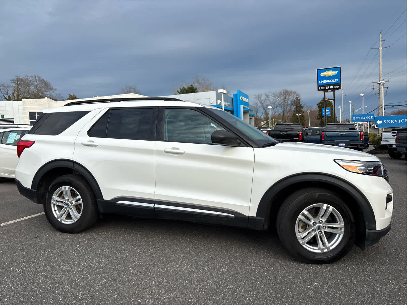 Used 2023 Ford Explorer XLT image 3